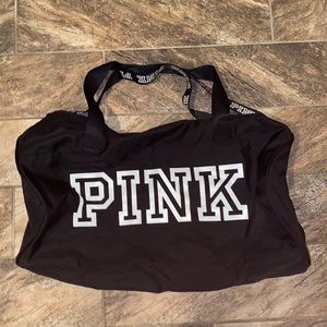 Hi I am selling this PINK VS duffle bag!!😍😍